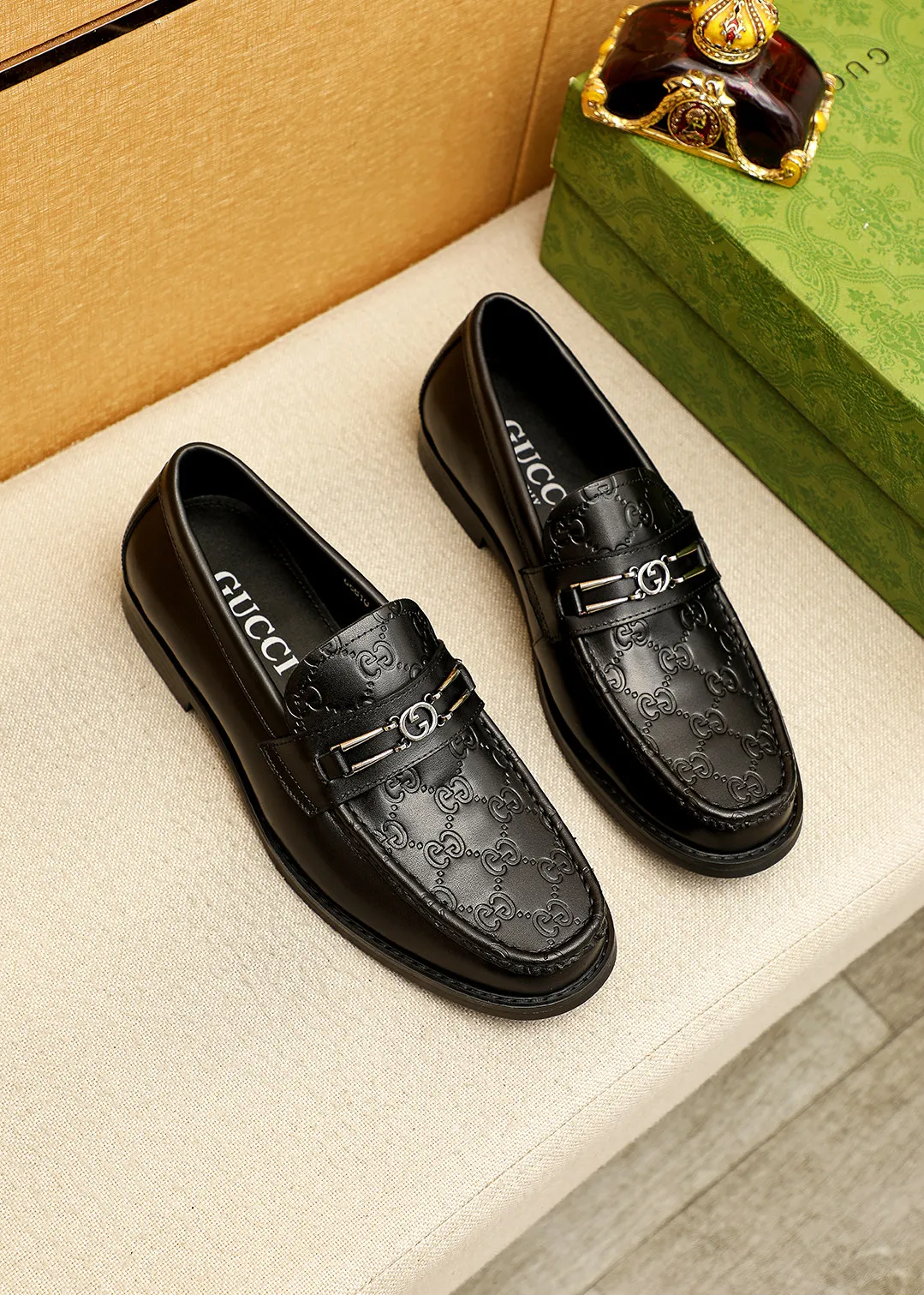 Men's shoes 💰480 💐 Product trademark: GUCCI "Gucci" casual leather shoes Regular size: 38-44 (45.46🉑️customized) Product materials: Selected imported first-layer calfskin embossed upper + luxury hardware buckle, imported water-dyed cowhide leather lining. Strong three-dimensional visual effect, original outsole color: 2 colors available